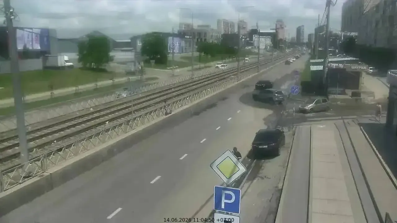 За сутки в ЕДДС поступило 268 заявок на откачку воды: 91 — подтопления проезжих частей. С проезжих частей убрали 540 куб. м воды, водоканал откачал 850 куб. м. Задействованы 18 единиц техники и 16 мотопомп; восстановлены общественный транспорт и электроснабжение на отдельных участках.