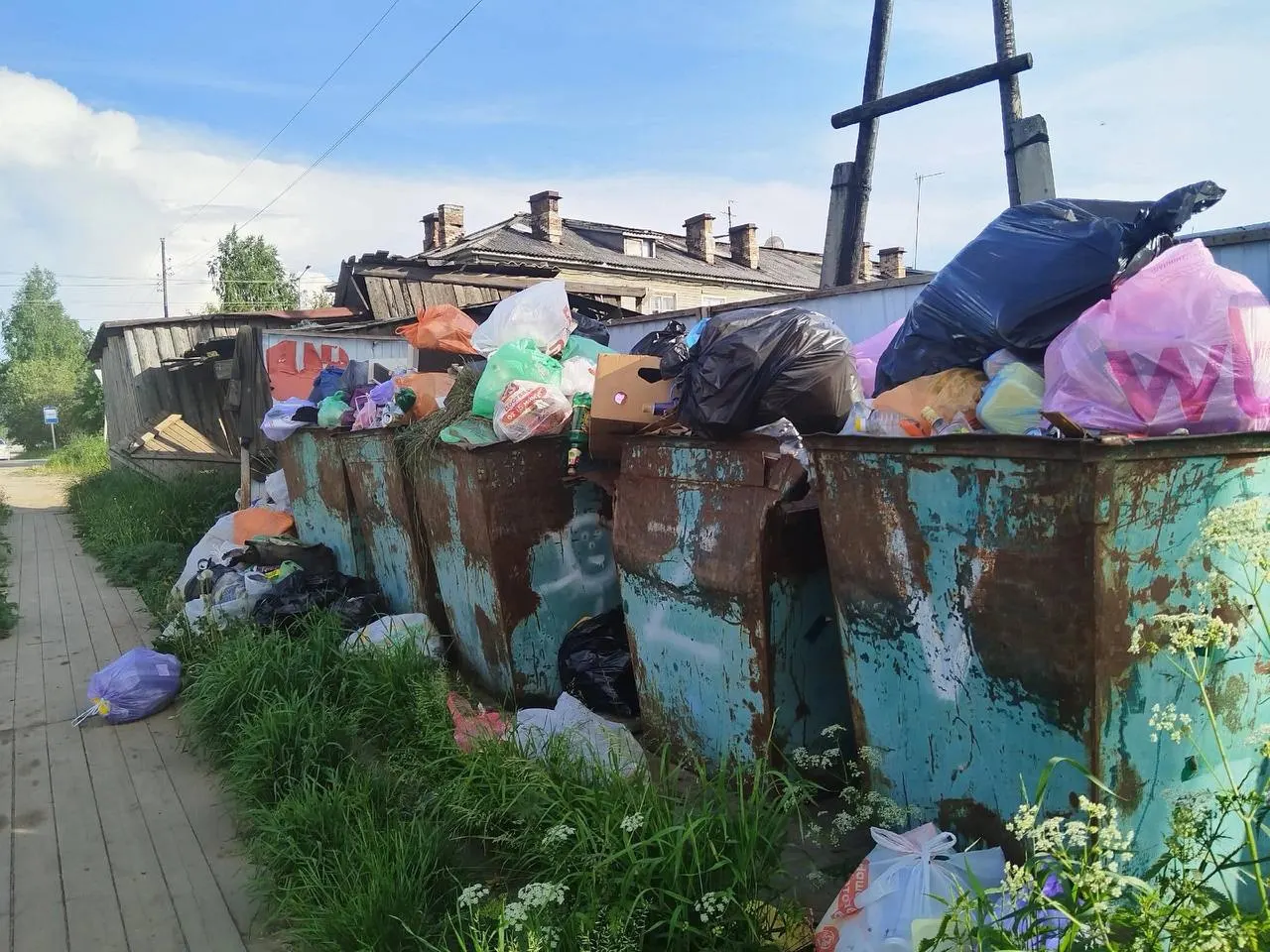 Жители Карпогор, Сосновки и Пинеги пожаловались на перебои с вывозом мусора: в администрации говорят о поломках техники, регоператор не прислал замену, компания проводит ремонт.
