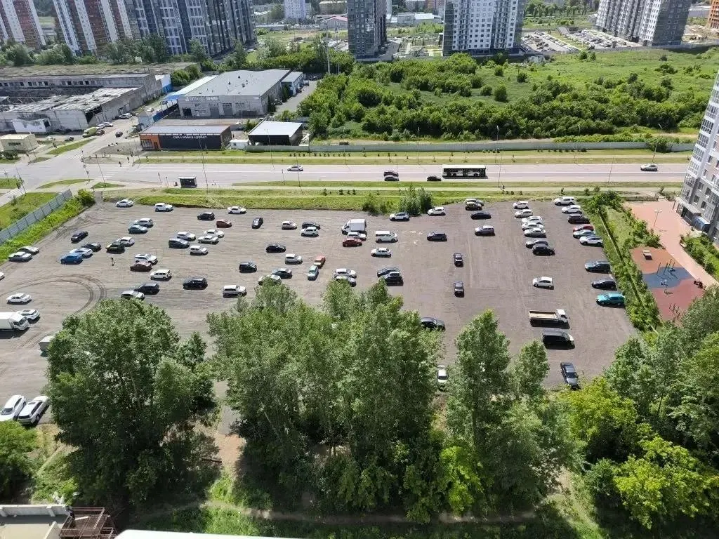 Пустырь в микрорайоне переоборудовали под парковку за месяц; разметку планируют нанести в конце июля.