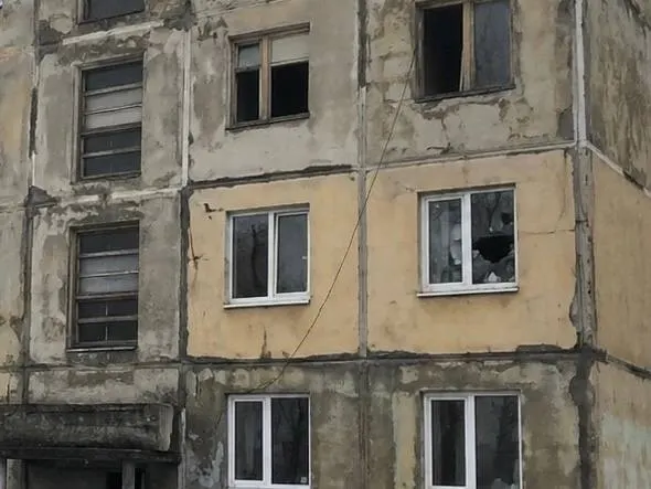 В Бабаево жители дома на улице Интернациональной продолжают жить в антисанитарных условиях: в здании обнаружены плесень, грибок и повреждения несущих конструкций. Дом признан аварийным в 2017 году, расселение планировали до 2023 года.