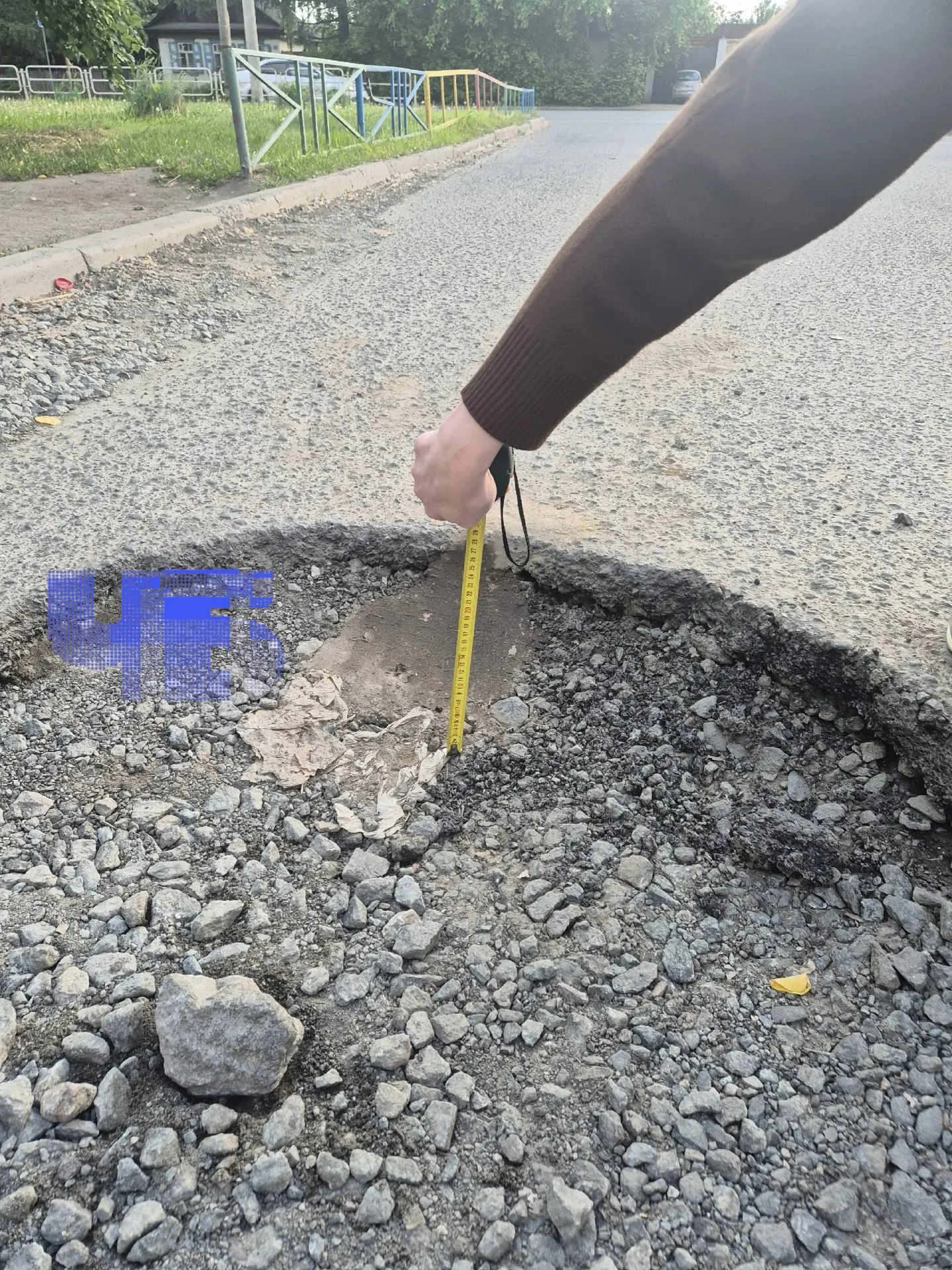 Жители дома на проспекте Победы, 215 жалуются на поток машин через дворы после перекрытия участка из‑за строительства метротрама: ямы до 20 см, осталось два выезда. Власти признают проблему, но ремонт обещают только в следующем году.