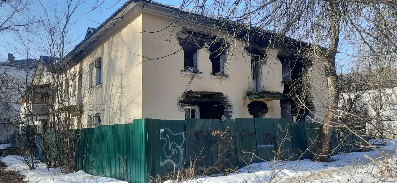 Две расселённые двухэтажки №20а, 22 и 22а, долгое время стоявшие заброшенными и служившие пристанищем для бездомных, будут снесены; освободившиеся участки перейдут в собственность города для возможной застройки или создания соцобъектов.