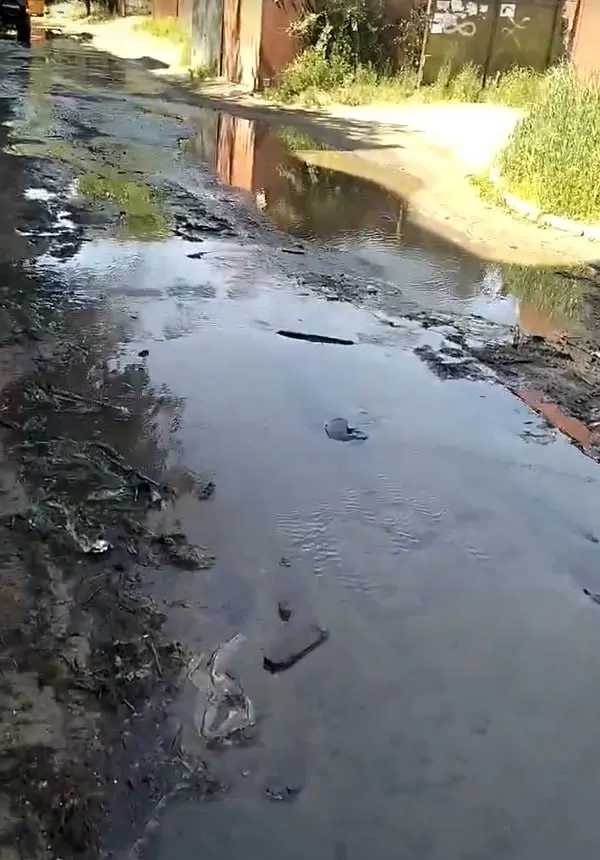 В Батарейном в Чите произошла коммунальная авария: из-под земли бьет вода, во дворах образовались большие лужи, коммунальные службы обследуют повреждённый участок.