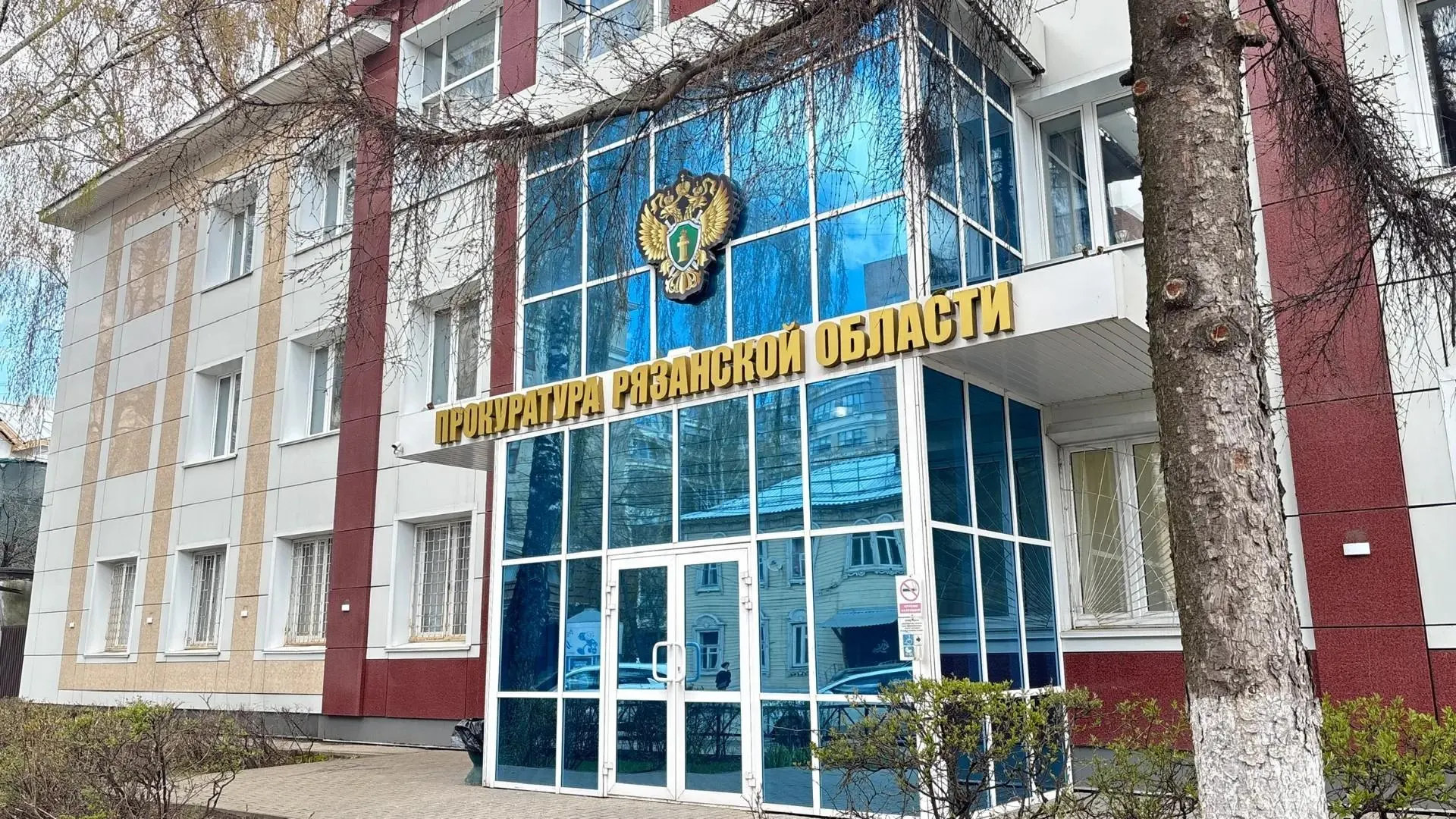 Прокуратура добилась, чтобы управляющая компания устранила выбоины на ступенях и восстановила оголённые стены в подъездах по жалобам жителей.