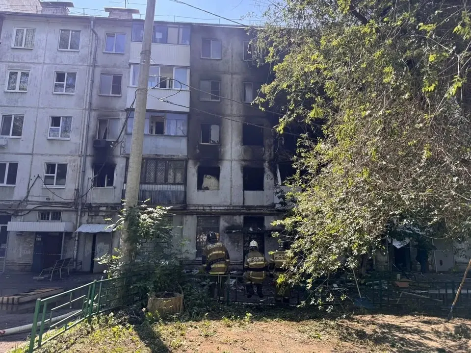 После взрыва газа в доме №20 на улице 22-й Партсъезда огонь охватил пять этажей. На месте работали 121 спасатель — некоторые получили помощь медиков из‑за жары и тяжёлых условий, но продолжили тушить пожар и спасать жильцов.