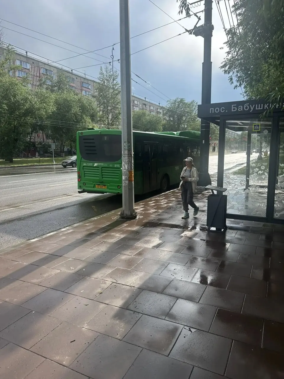 Власти заявили, что на улице Кашириных нет стоячей воды, опубликовали фото и оставят дежурную бригаду на случай нового дождя.