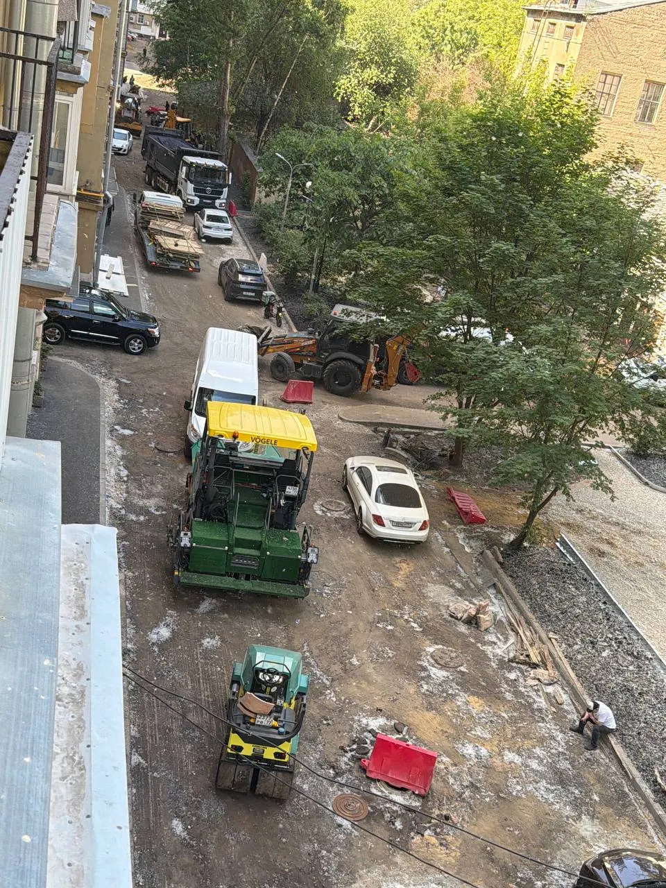 Жильцы домов на Большой Садовой утверждают, что при работах по благоустройству во дворе исчез исторический фонтан, сократили детскую площадку на 25% и вырубили восемь деревьев; они требуют проверки деятельности местного "Жилищника".