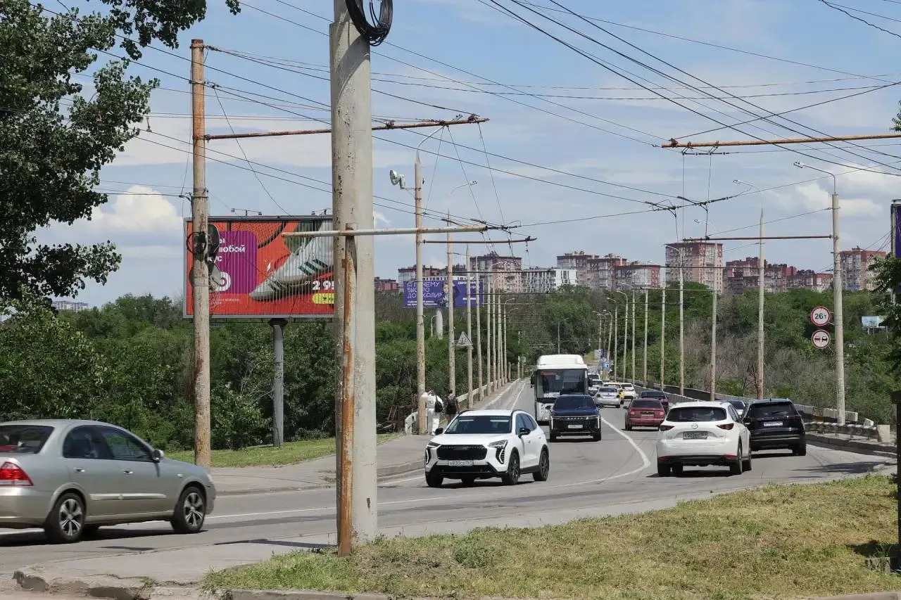 Губернатор провёл проверку улицы Сарьяна и моста через Кизитеринку: дорожный участок получит средства на ремонт до 1 декабря, проект реконструкции моста может стартовать в 2027 году.