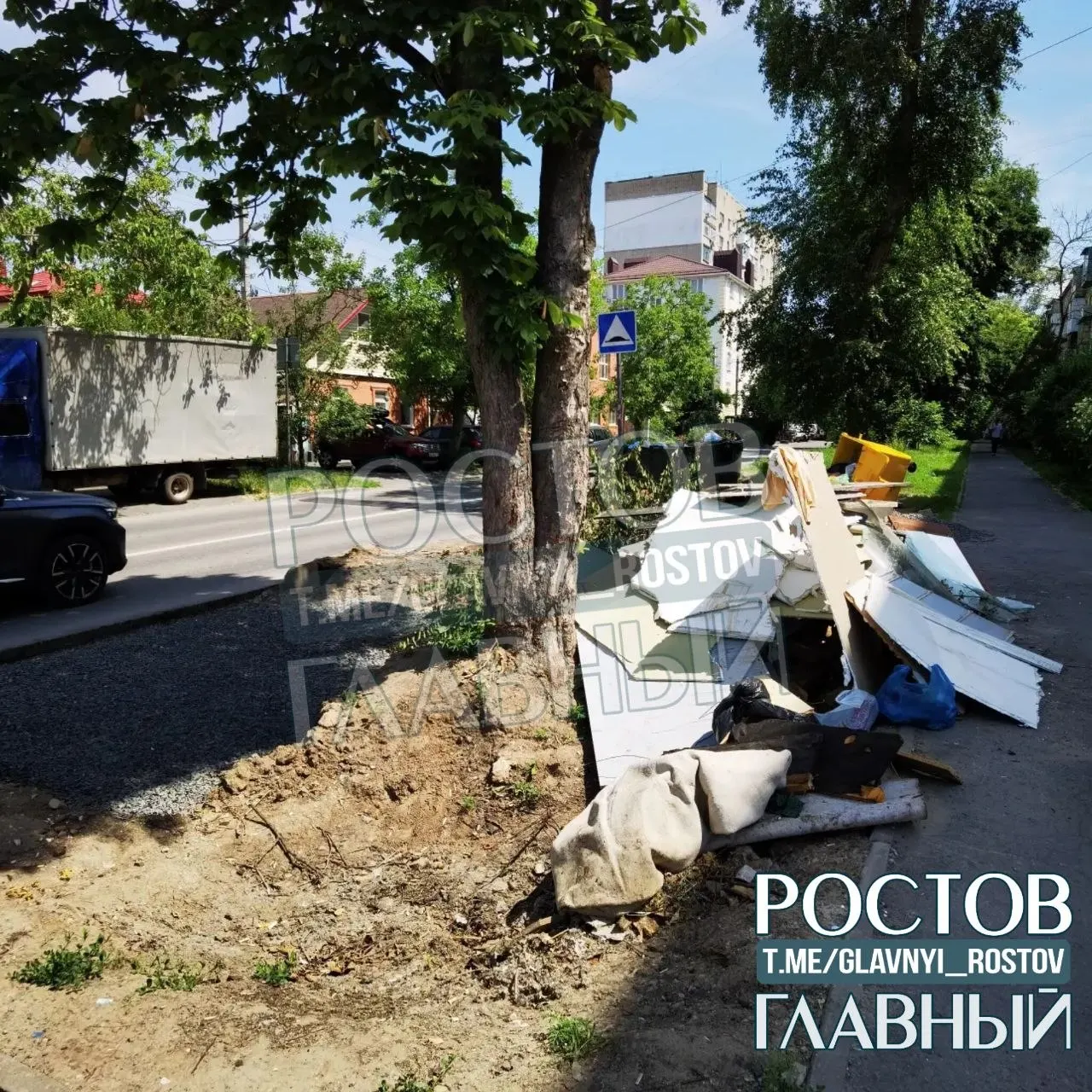 У дома на Батуринской, 15/15 накопились горы мусора, рядом техника роет глубокую яму у дерева — местные жители просят организовать аккуратный вывоз стройотходов и установить камеру для фиксации нарушителей.