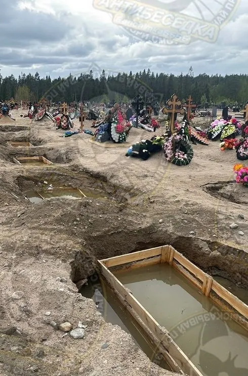 На кладбище в Костомукше захоронения оказались в воде: местные связывают это с поднятием грунтовых вод и некачественной отсыпкой, из-за чего могилы проседают и затапливаются.