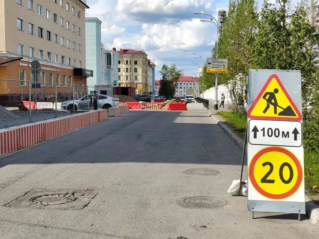 По улице Профсоюзов полностью прекращено движение транспорта — на дороге проводят плановую замену коммунальных коммуникаций, работы продлятся до 10 июня.