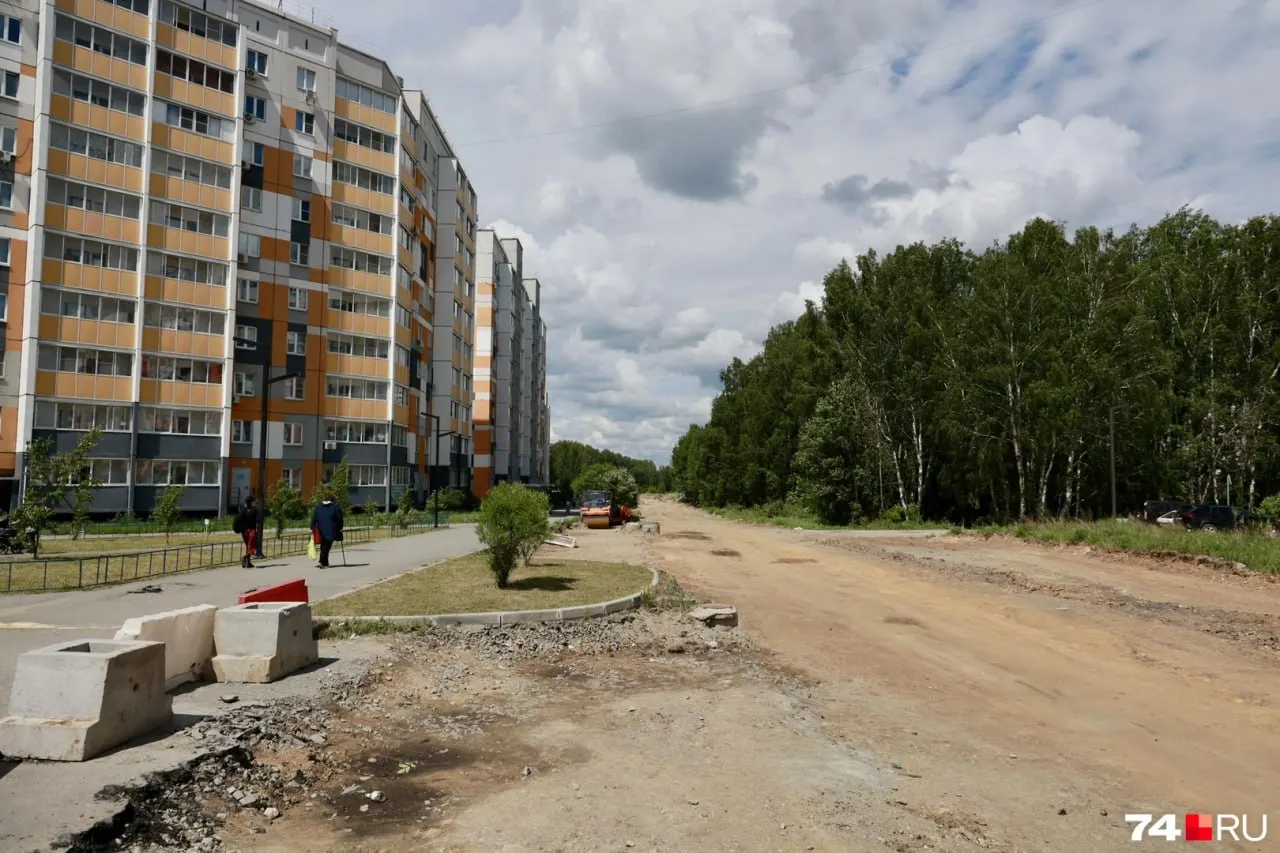 Дорожная техника в Парковом стоит, рабочих не видно. Подрядчик должен уложить 400 метров асфальта к октябрю — контракт на 43,5 млн заключён с ООО «Капиталстрой».