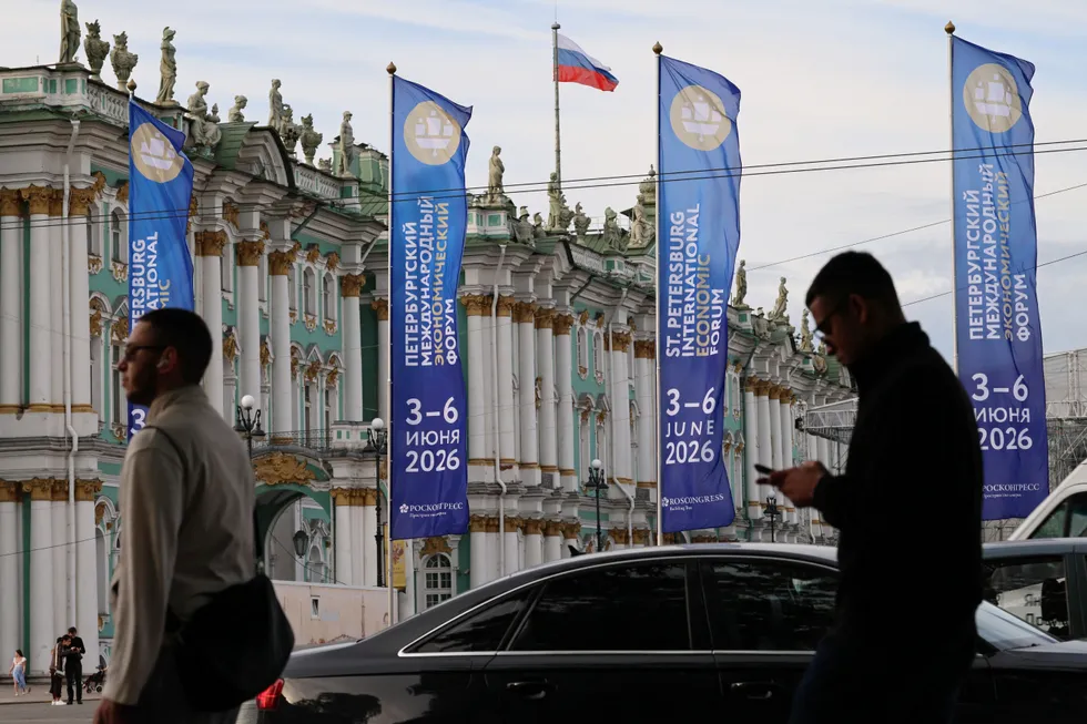 Форум в 2026 году превратился в источник неудобств для горожан: закрытые улицы, дефицит транспорта, временные отключения горячей воды и серия ударов дронов, из‑за которых город советовали не покидать дом.