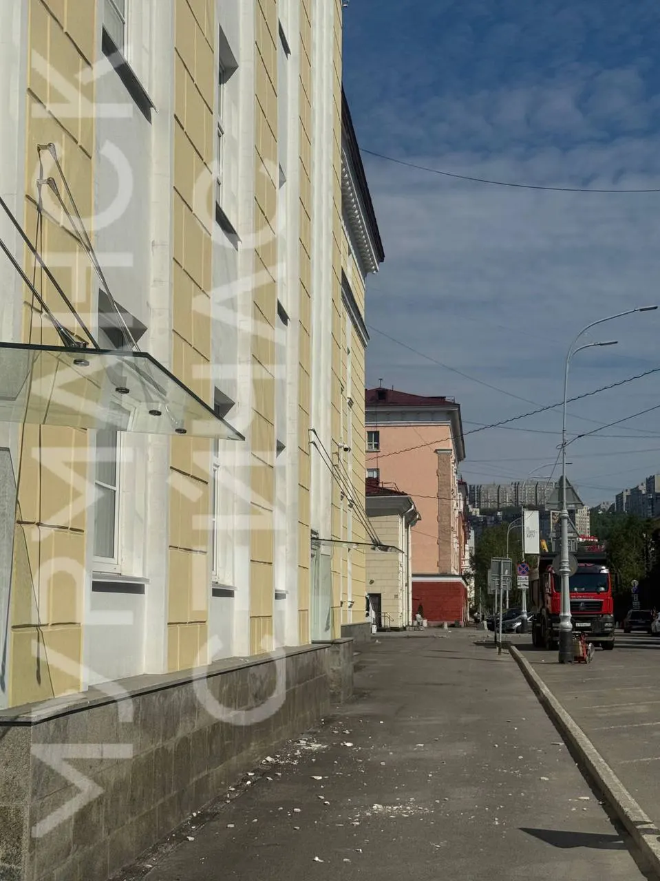 Части свежего облицовочного покрытия на здании Мурманской областной думы в Мурманске начали отваливаться. Причины и возможные последствия выясняют специалисты.