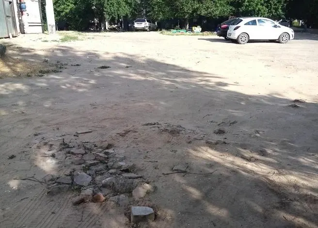 В начале июня посетители поликлиники №30 получили сотни штрафов на общую сумму около 300 тыс. руб. — формально за парковку на «зеленой зоне», на деле — за стоянку на неухоженной грунтовой площадке.