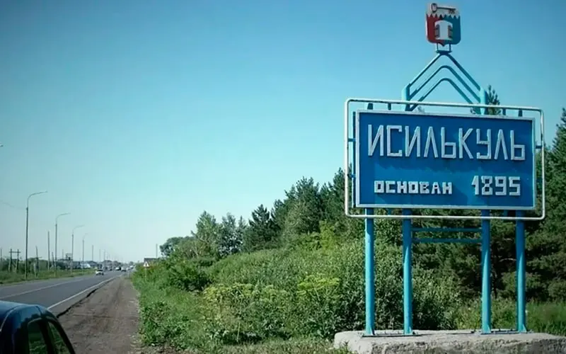 Следственный комитет возбудил уголовное дело после недельного отключения водоснабжения в Исилькуле (около 20 тыс. жителей); власти сообщают о восстановлении подачи, но жители жалуются, что часть домов остаётся без воды.