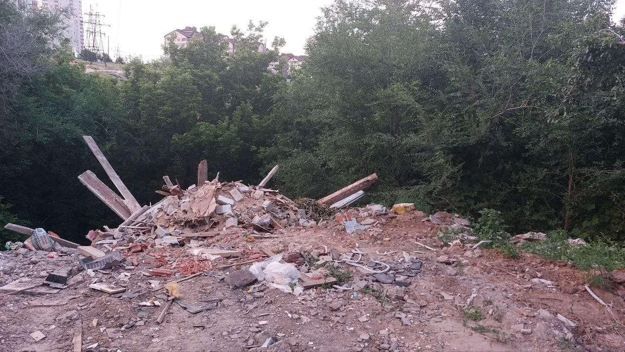 Жители поселка Второй километр жалуются на регулярные выгрузки кирпича, досок и пластика в овраг у строек. Ранее в этом месте уже тушили пожары, обращения людей пока остаются без ответа.