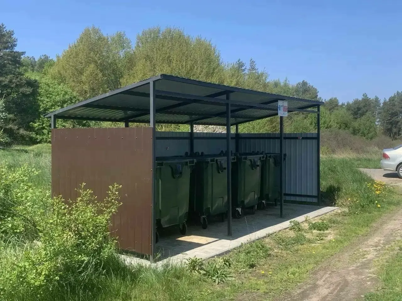 В регионе подключили мусоровозы к ГЛОНАСС и внедрили систему мониторинга на базе ИИ; до конца года планируют обустроить более 1 000 контейнерных площадок и закупить свыше 2 500 баков при финансировании более 200 млн рублей.