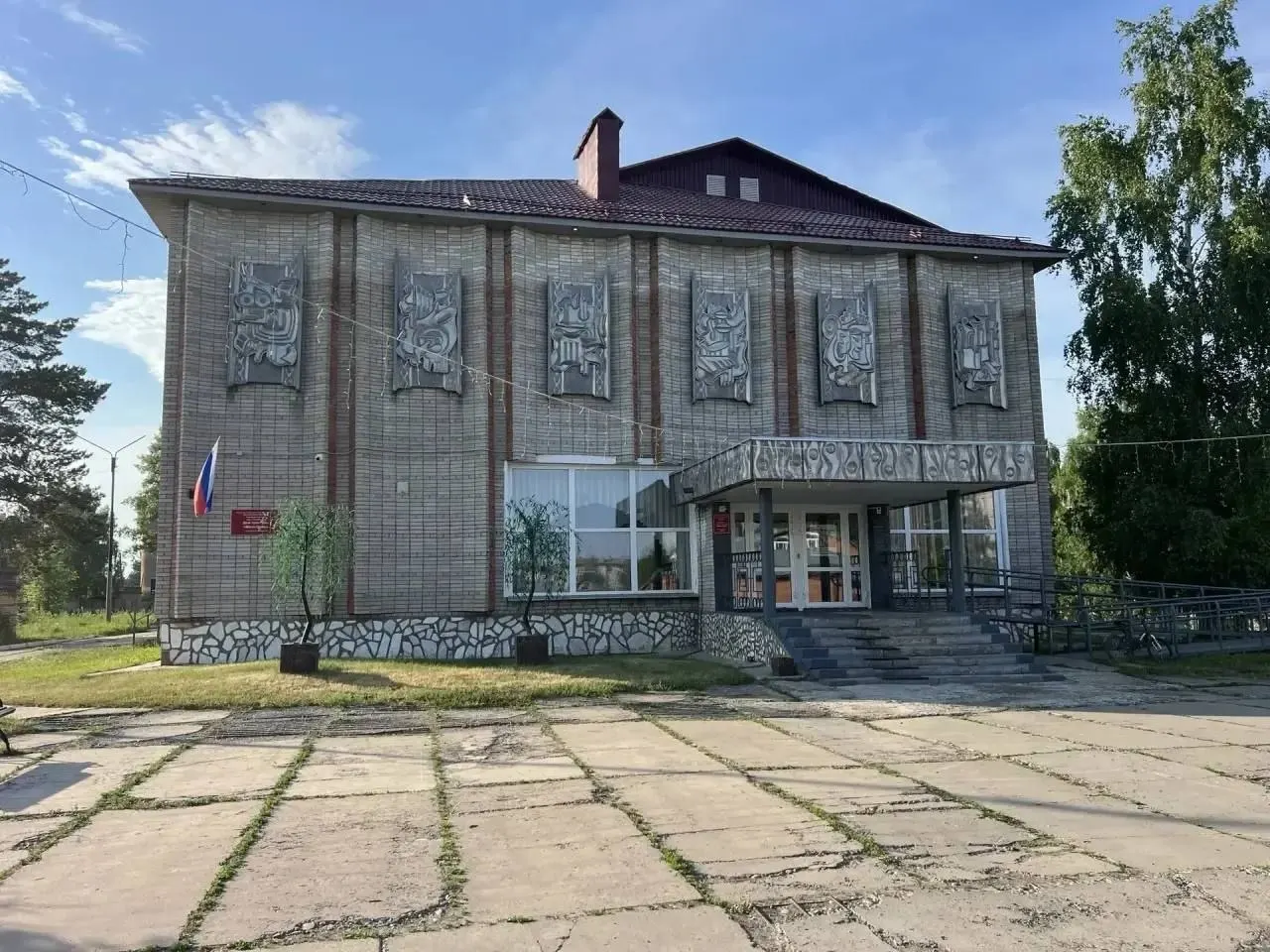 По контракту на 2,2 млн для ремонта отопления в ДК «Магистраль» подрядчик выполнил работы на 1,2 млн и использовал более дешёвые трубы; директор фирмы стал фигурантом уголовного дела, проверяют роль подписавших приёмку.