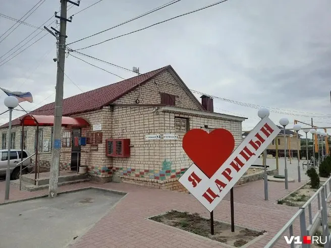 Накануне 30‑градусной жары жители поселка Царицын в Городищенском районе остались без воды. Глава сообщил, что берут пробы из новой скважины, а местные начали высказывать подозрения в коррупции.