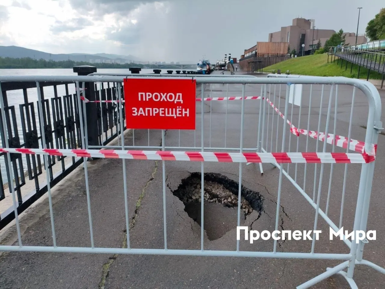 Четыре свежих провала появились на Центральной набережной возле вантового моста, ещё два — на Ярыгинской. Работ по их устранению не ведут, ямы лишь ограждены лентами и заборчиками.