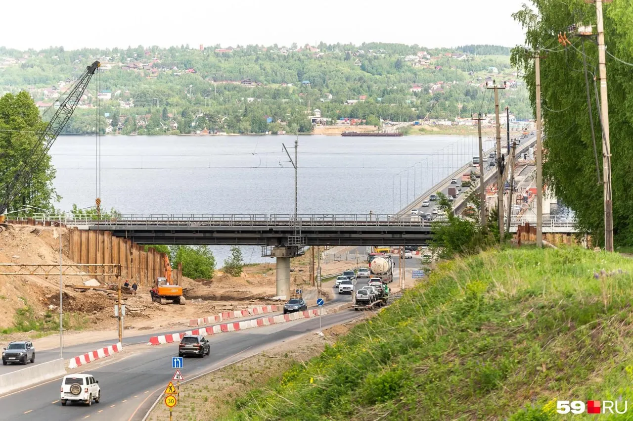 На подъезде к Чусовскому мосту сохраняется «бутылочное горлышко» из‑за стройки. Новый путепровод планируют открыть уже этой осенью, все работы должны завершить к июлю 2027 года.