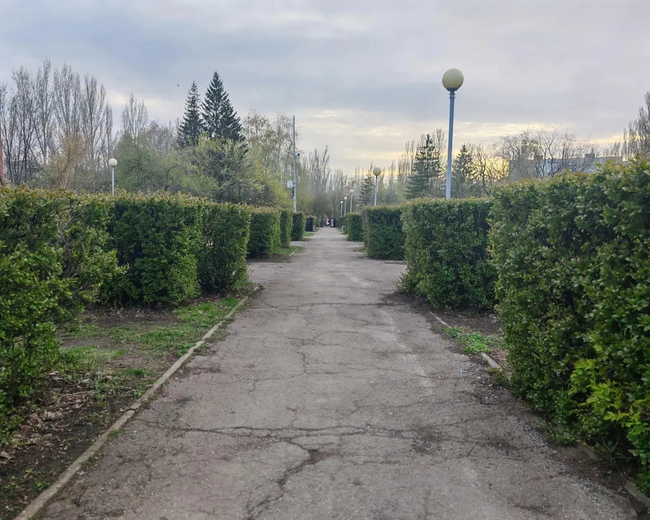 Сквер в пятом квартале набрал 23 900 голосов в федеральной программе по формированию комфортной городской среды и вошёл в тройку лидеров; в планах — новое покрытие, освещение, детские и спортивные зоны и летний кинотеатр.