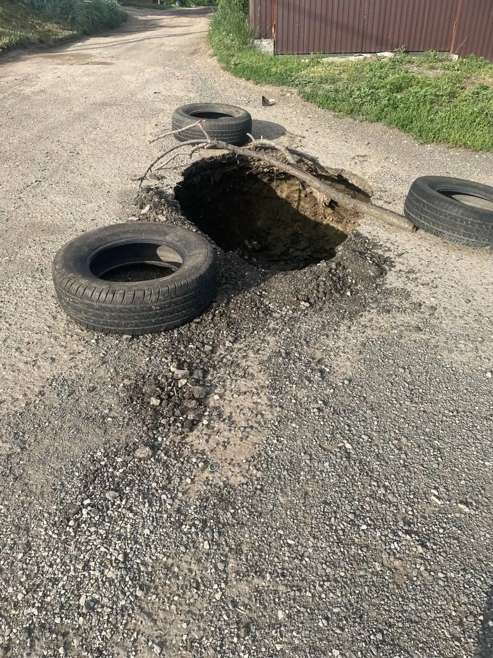 На перекрёстке Спасской и Карьерной произошёл прорыв водопроводной трубы: поток воды размывал проезжую часть и образовал глубокую яму.