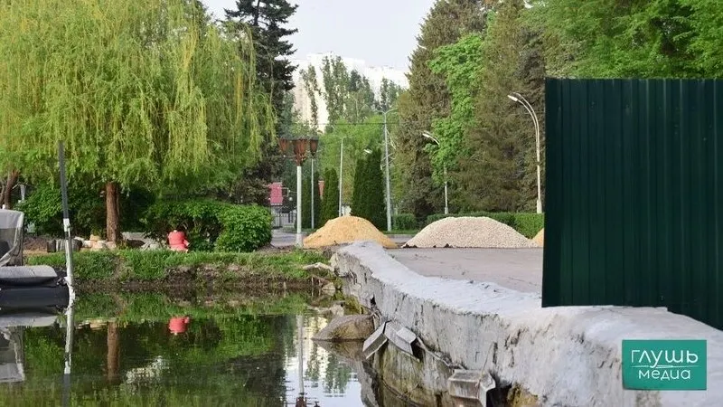 В парке устанавливают освещение, меняют покрытие дорожек, очищают пруд и монтируют автополив — основные работы планируют завершить до конца месяца.