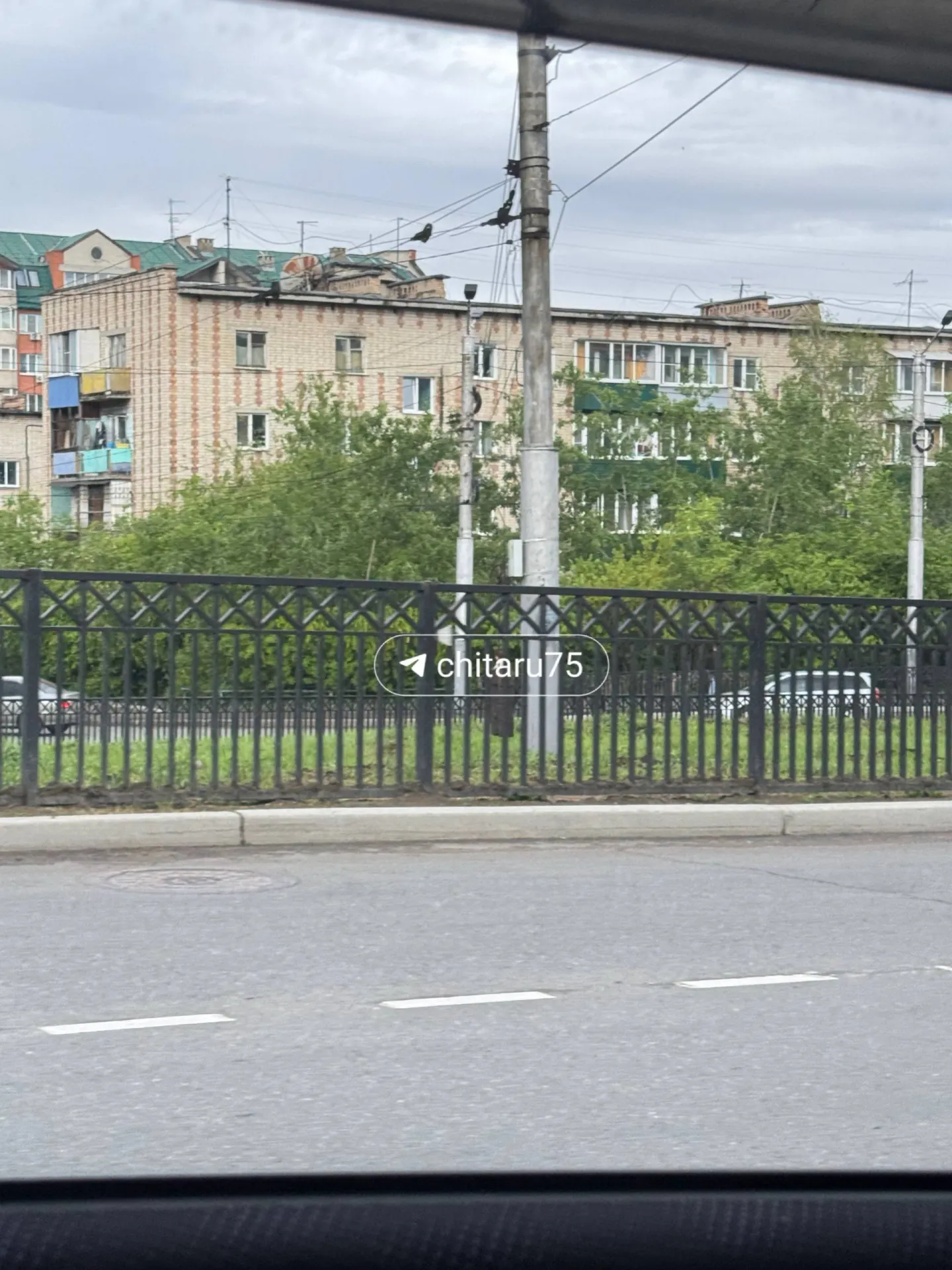 Ржавые конструкции и обломанные стойки демонтировали: рабочие в течение недели снимали арки и складывали их на участке, сегодня от каркасов не осталось следов.