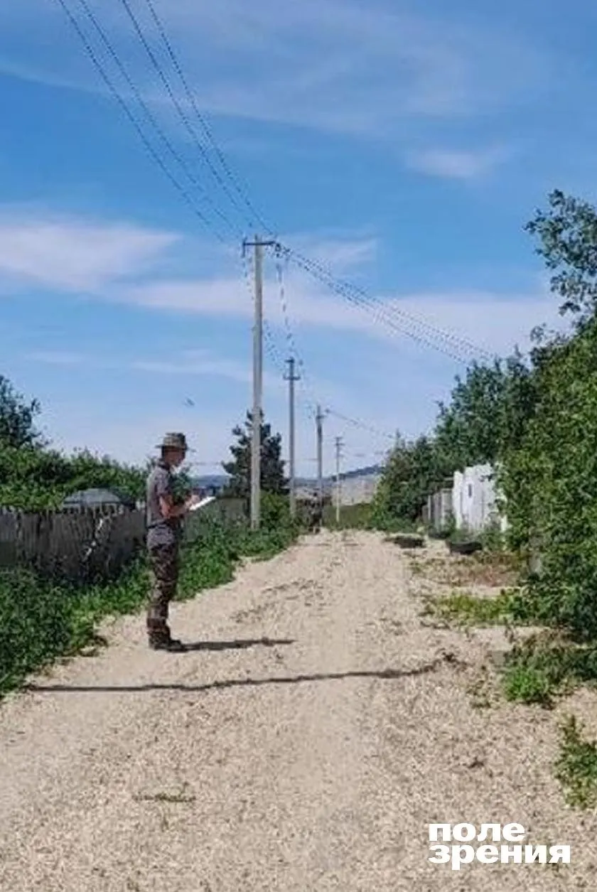 Геодезисты провели замеры для будущего газопровода: жители десятилетиями добивались подключения, но дорога в селе остаётся разбитой, а автобус и автолавка прекратили рейсы.