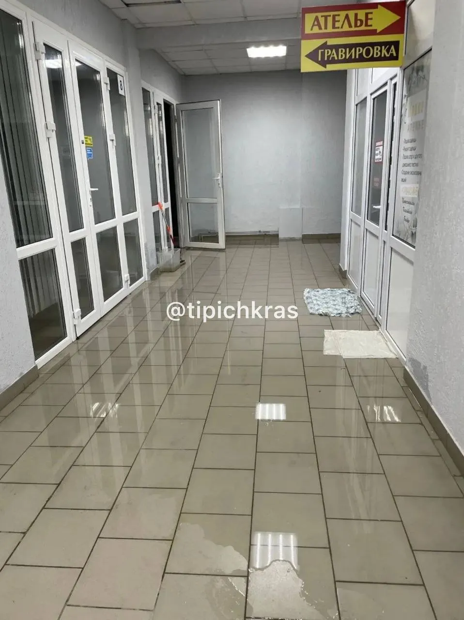 После проливных дождей в цокольном этаже и фундаменте шестиэтажного дома на улице Московской появились течи и провалы; собственники вручную откачивали воду и опасаются за безопасность здания.