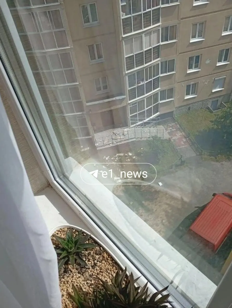 В Заречном на Готвальда, 21/2 с 11 и 10 этажей упали бетонные плиты и элементы фасада. По словам жильцов, никто не пострадал, ТСЖ выясняет причины.