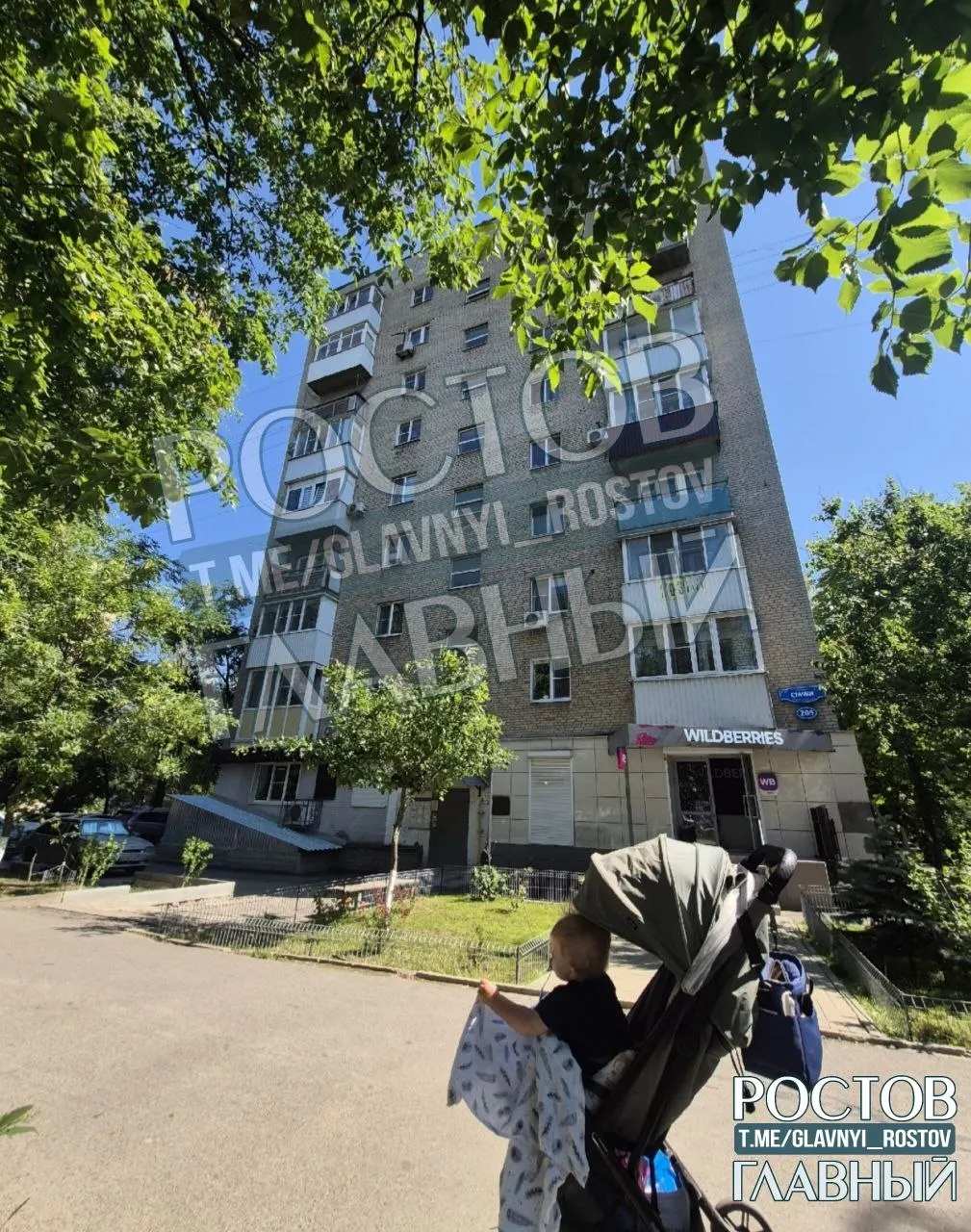 Лифт в доме на проспекте Стачки, 205 остановился во время ремонта фундамента и так не был включён. Родители с колясками и маломобильные жители вынуждены подниматься пешком на седьмой этаж.