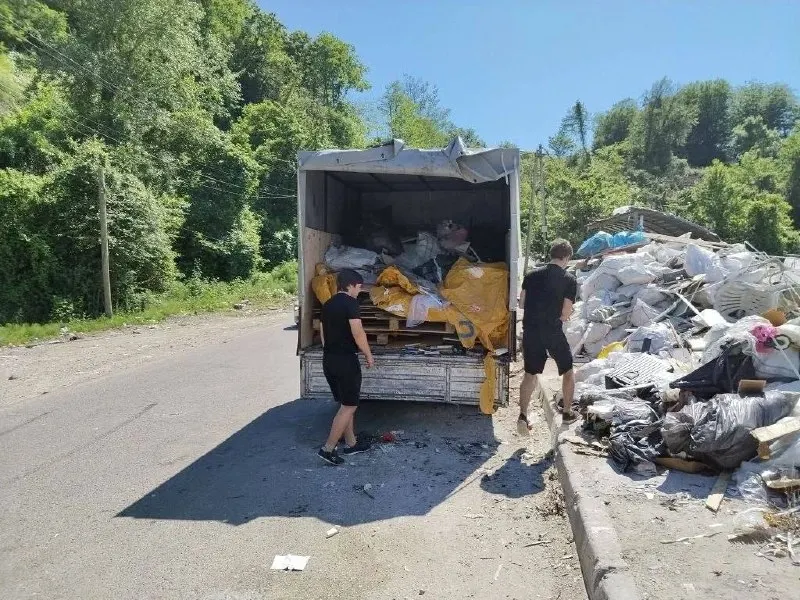 Мужчина в Сочи свалил строительный мусор рядом с баком для отходов; его задержала полиция, теперь ему грозит административный штраф.