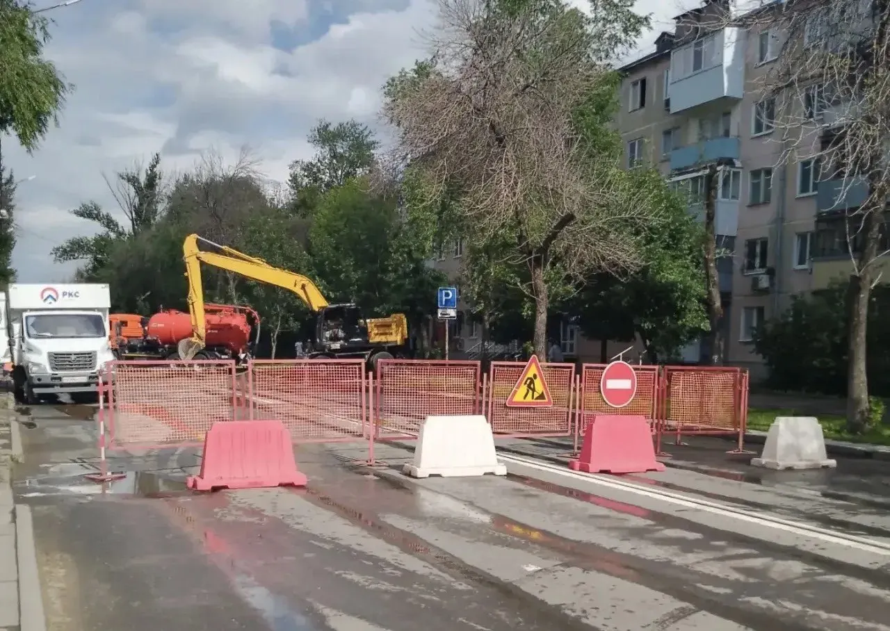 На участке от Революционной до Волгина временно закрыто движение: выявлена утечка из водовода диаметром 900 мм. Сроки ремонта пока неизвестны, автобусы продолжают следовать по своим обычным маршрутам.