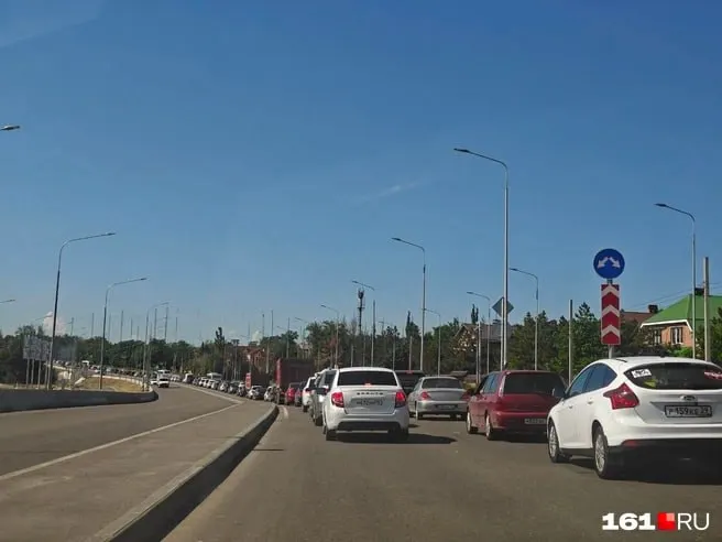 На улице Вавилова временно ограничили движение: две из четырёх полос закрыты для непрерывных работ. Первый этап завершится 22 июля; затем закроют ещё две полосы для прокладки коммуникаций.