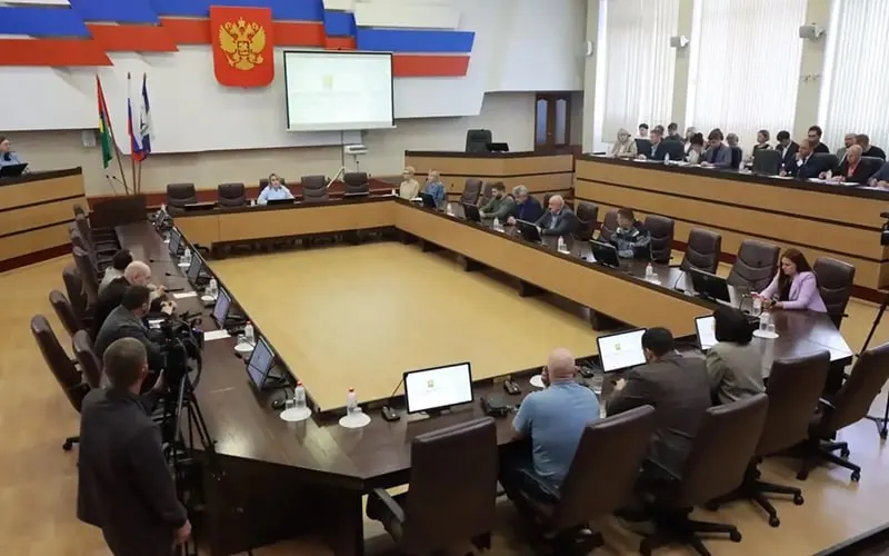 Депутаты утверждают, что урезание областного бюджета приводит к долгам перед предприятиями, заморозке социальных наказов и риску приостановки городских автобусных маршрутов.