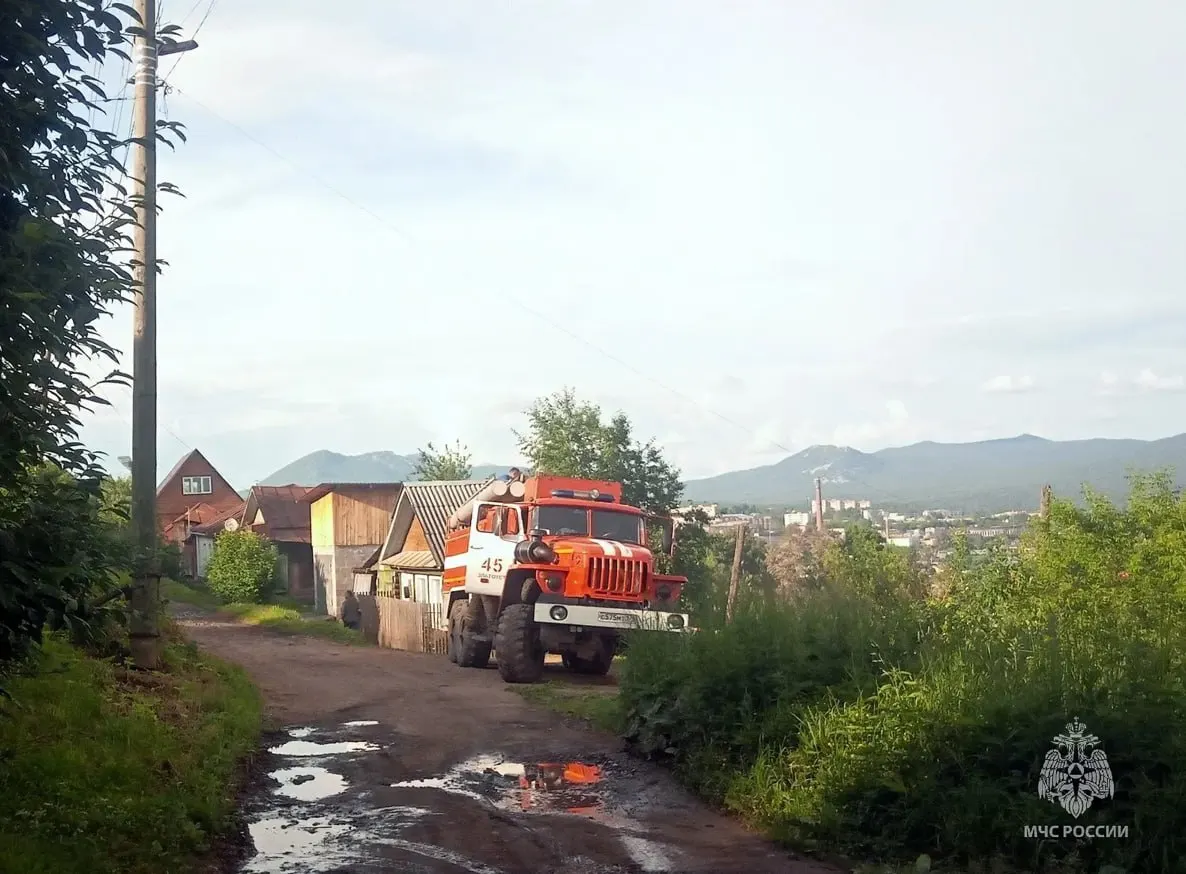 В Златоусте в ветхом частном доме обрушилась кровля. Двое людей погибли на месте, ещё один пострадавший госпитализирован.
