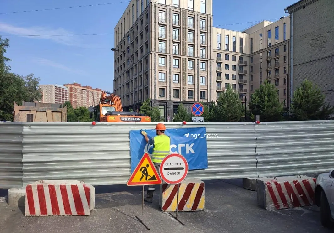В районе площади Калинина проезд перекрыт: СГК выносит участок трубы из‑под здания медицинского колледжа, чтобы устранить риск подтопления.