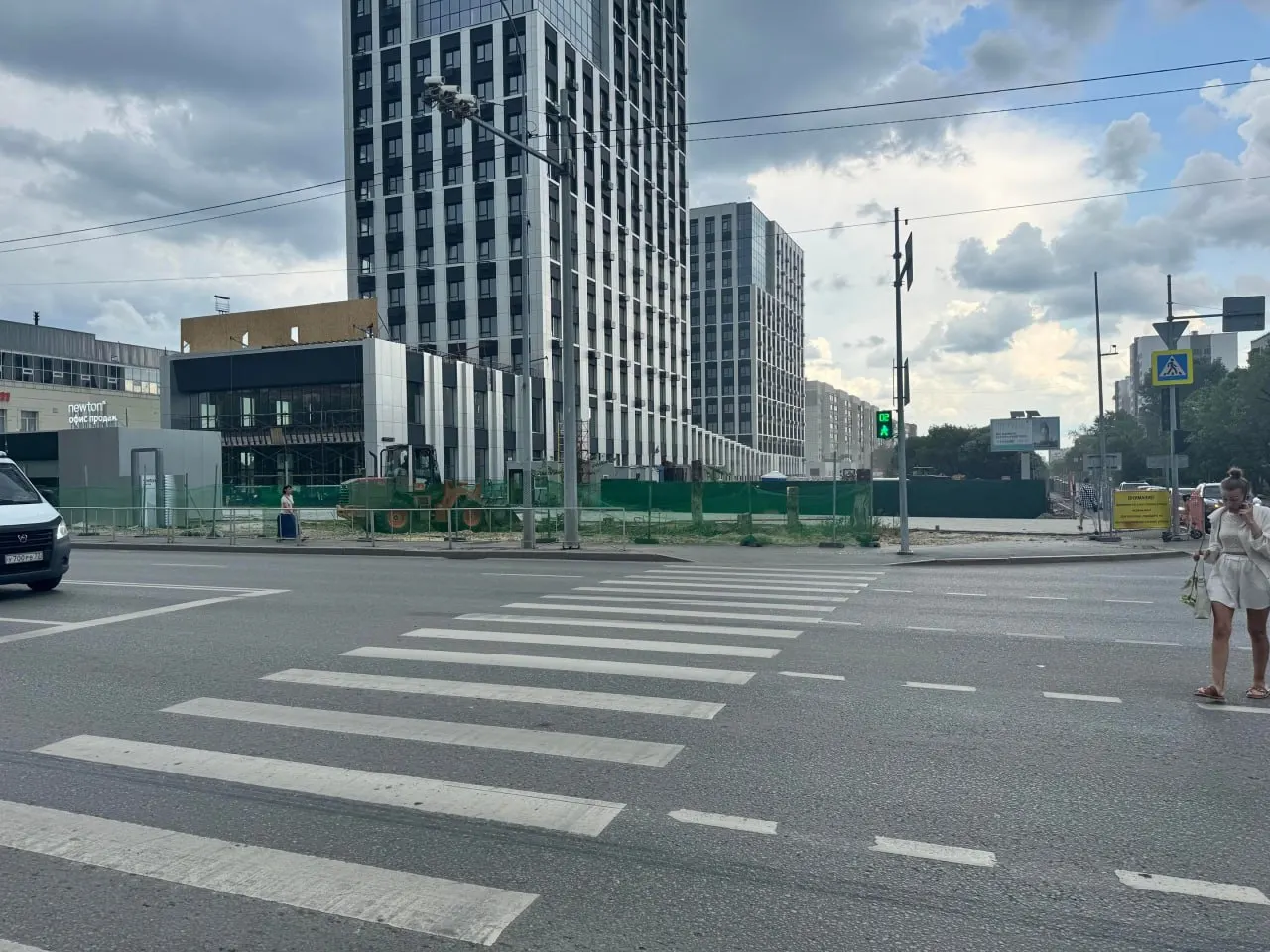 Жители сообщили, что рядом со стройплощадкой убирают деревья и оставляют пни. Кто разрешил вырубку и что будет с тротуаром — пока неизвестно.