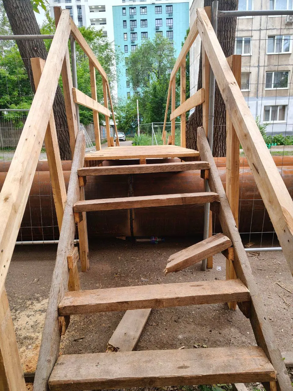 Между домами №25 и №40 на улице Н. Панова положили деревянный настил с отломанной ступенькой. Жители спрашивают, как переходить пожилым людям и с детьми; ситуация требует внимания ответственных служб.