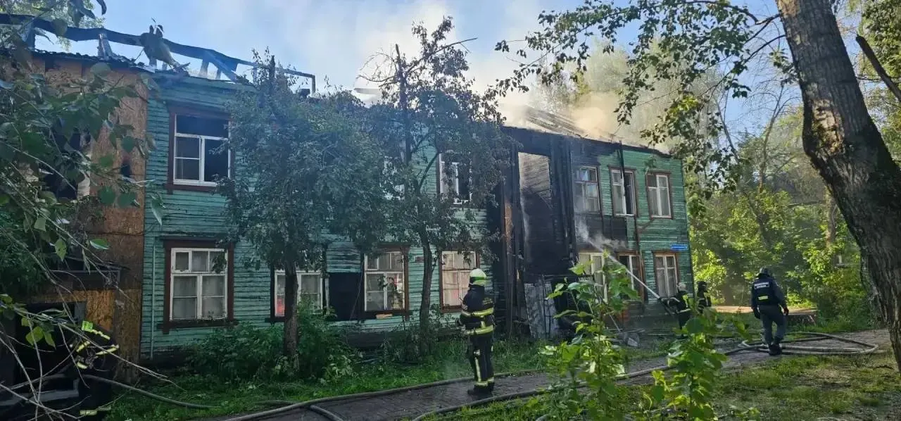 Два жилых дома на улицах Снежной и Самочкина пострадали от пожара. Один из домов был признан аварийным и находился на расселении; жильцы находятся у родственников или во временном жилье.