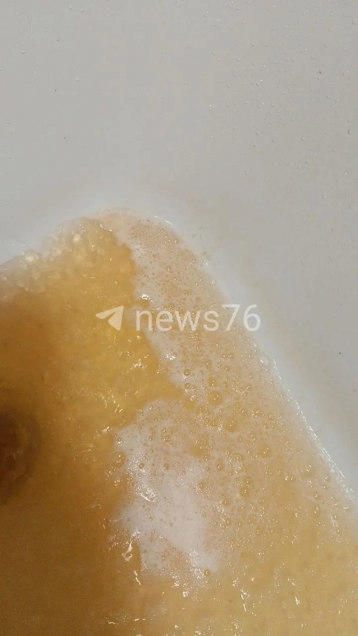 В доме на улице Писемского из кранов течёт коричневая горячая вода с неприятным запахом — жители говорят, что даже длительный слив не помогает.