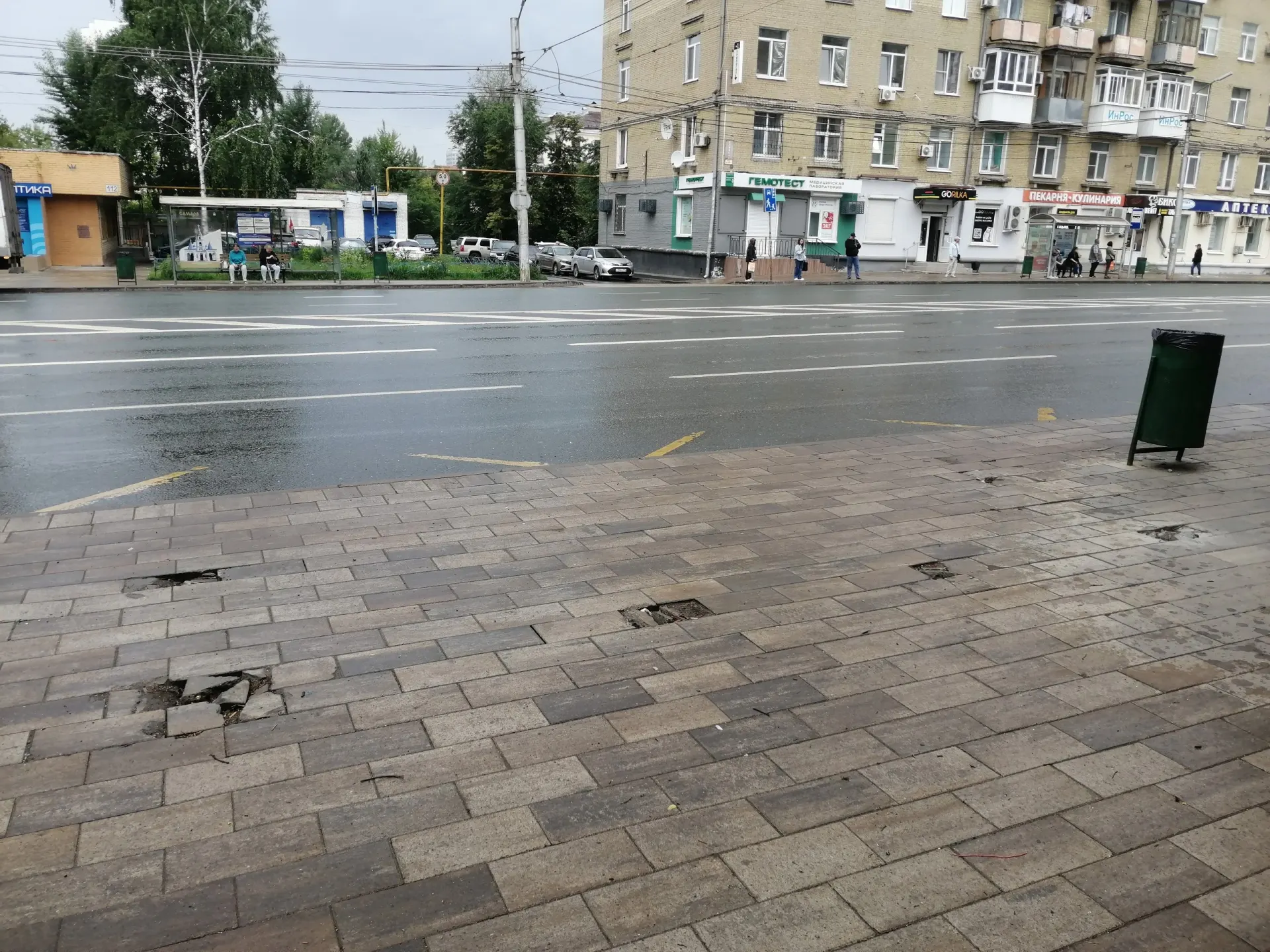 На пересечении Мичурина и Масленникова от павильона остановки остались только дыры в брусчатке. В администрации заявили, что конструкцию сняли на ремонт и установят обратно до 15 июля.