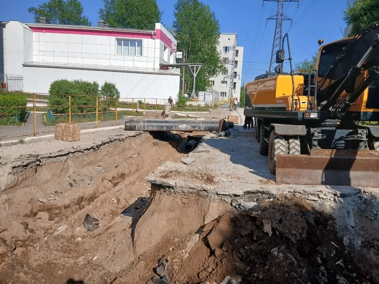 На участке от Орджоникидзе до Чернышевского проведут капитальный ремонт: новая проезжая часть, тротуары, освещение и замена труб теплосети. Работы планируют завершить в сентябре, возможны временные перекрытия и ограничение заездов.