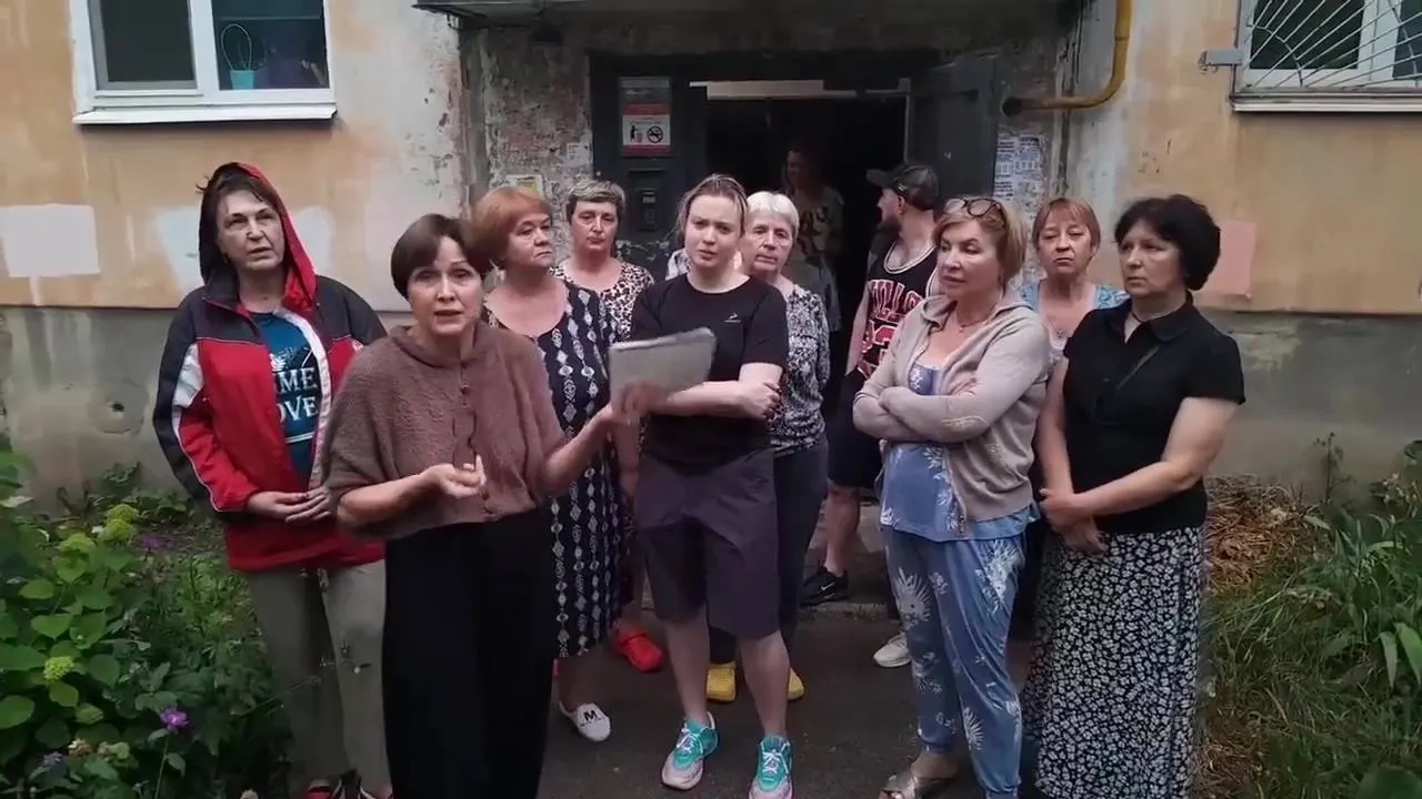 Газ отключили, потому что специалисты не смогли попасть в ряд пустующих квартир для проверок. В доме есть пенсионеры, дети и маломобильные жители — многие не могут готовить и жалуются на едва тёплую воду; подачу обещают восстановить после проверок, примерно 15 июня.