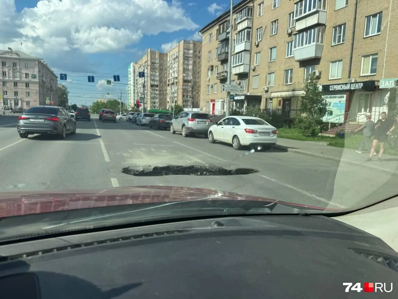 В районе проспекта Ленина образовалась яма, которая заняла почти всю ширину полосы; чтобы предупредить автомобилистов, водители поставили в отверстие канистру.