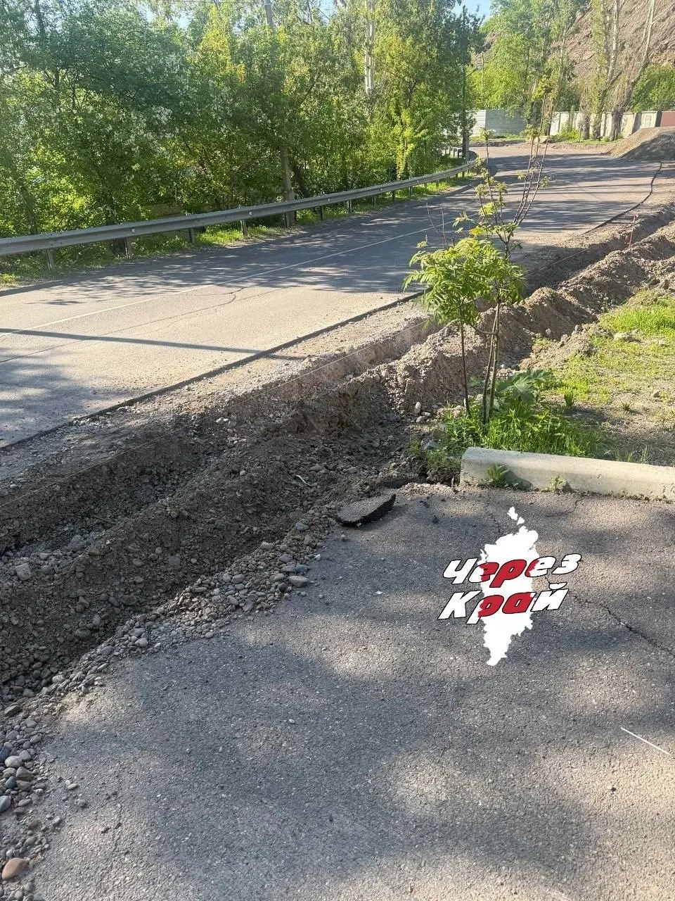 Коммунальные работы на улице Базайская перекрыли все подъезды к жилым домам: телефон подрядчика не отвечает, жители требуют реакции технадзора.