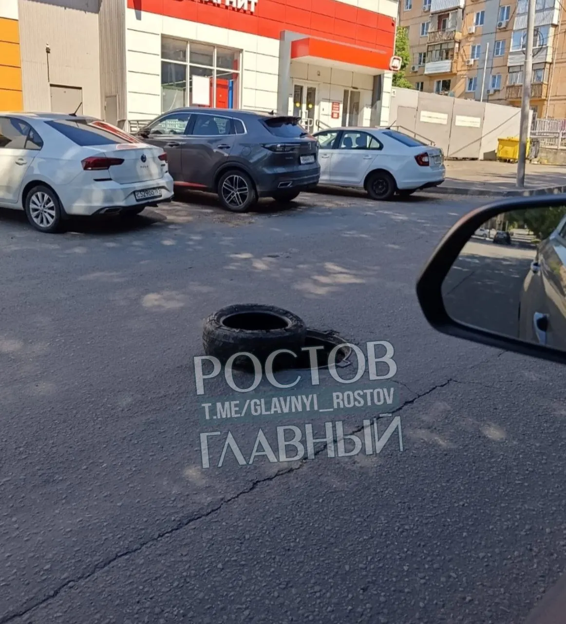 На улице Автомобильная, 29 более недели открыт люк в проезжей части; рядом образовалась большая яма после ремонтных работ, обращения в службы пока не дали результата.